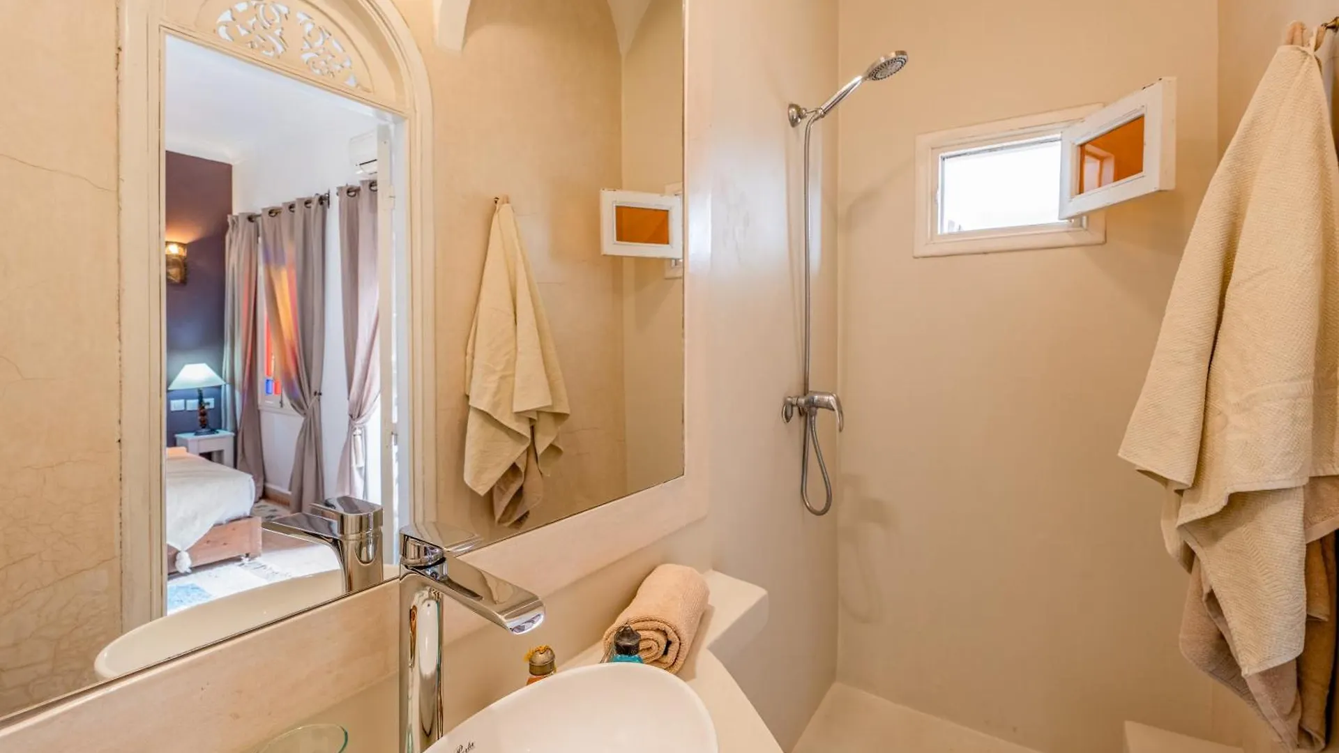 Riad Awinati Location Privatisee ,Piscine Chauffee , Beau Rooftop Marrakesh