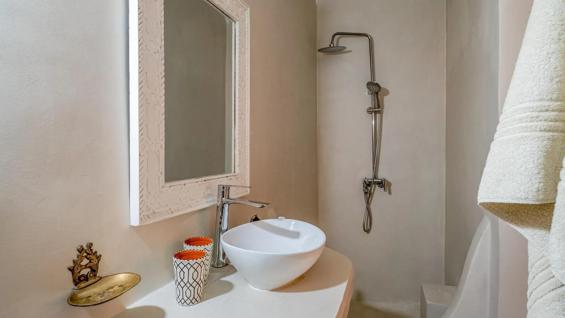 ***  Riad Awinati Location Privatisee ,Piscine Chauffee , Beau Rooftop Marrakesh Morocco