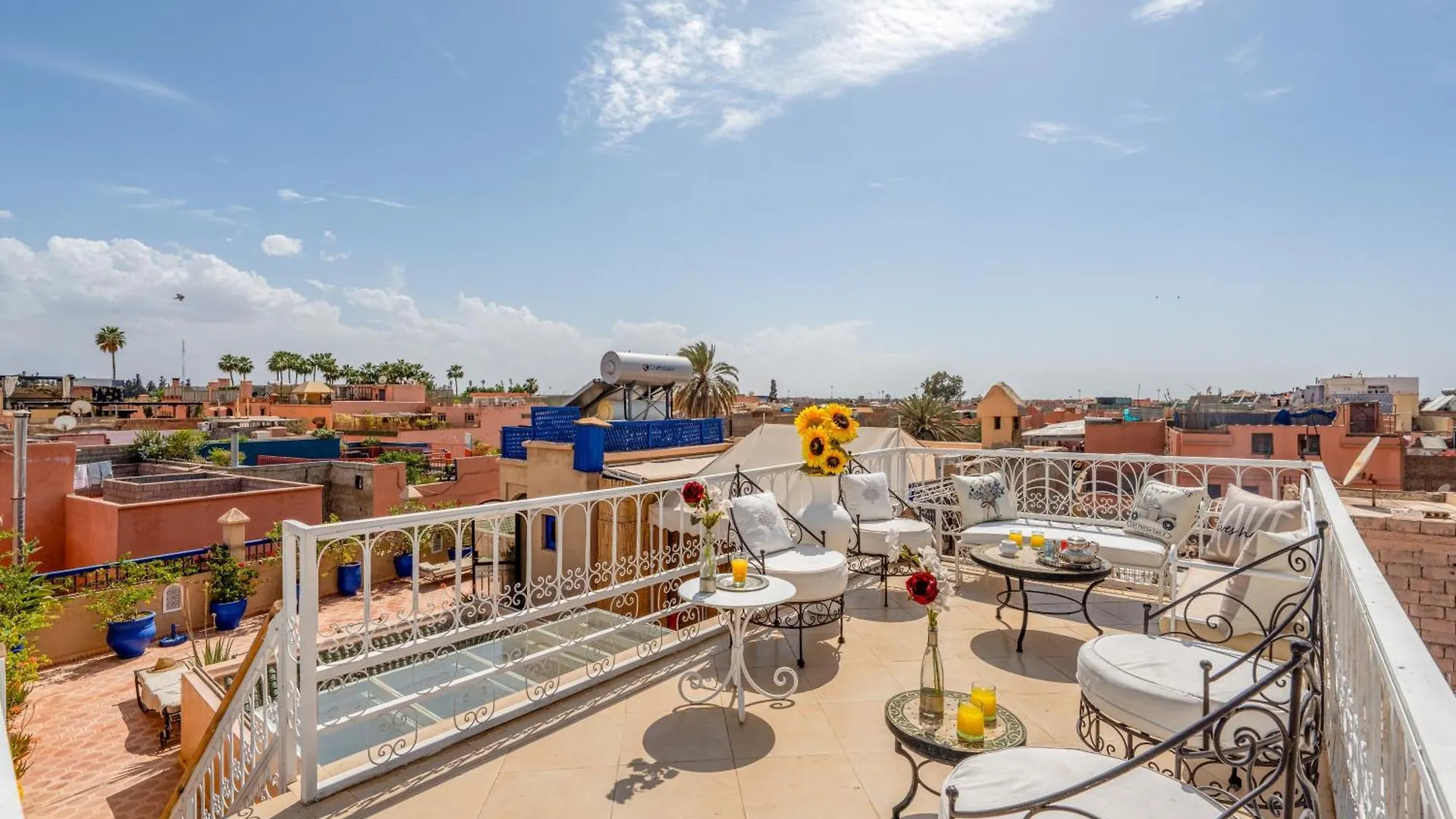 Riad Awinati Location Privatisee ,Piscine Chauffee , Beau Rooftop Marrakesh