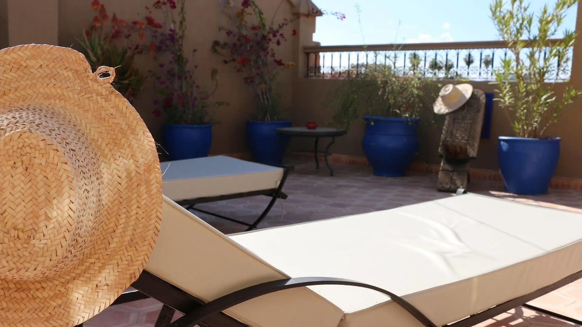 Riad Awinati Location Privatisee ,Piscine Chauffee , Beau Rooftop Marrakesh