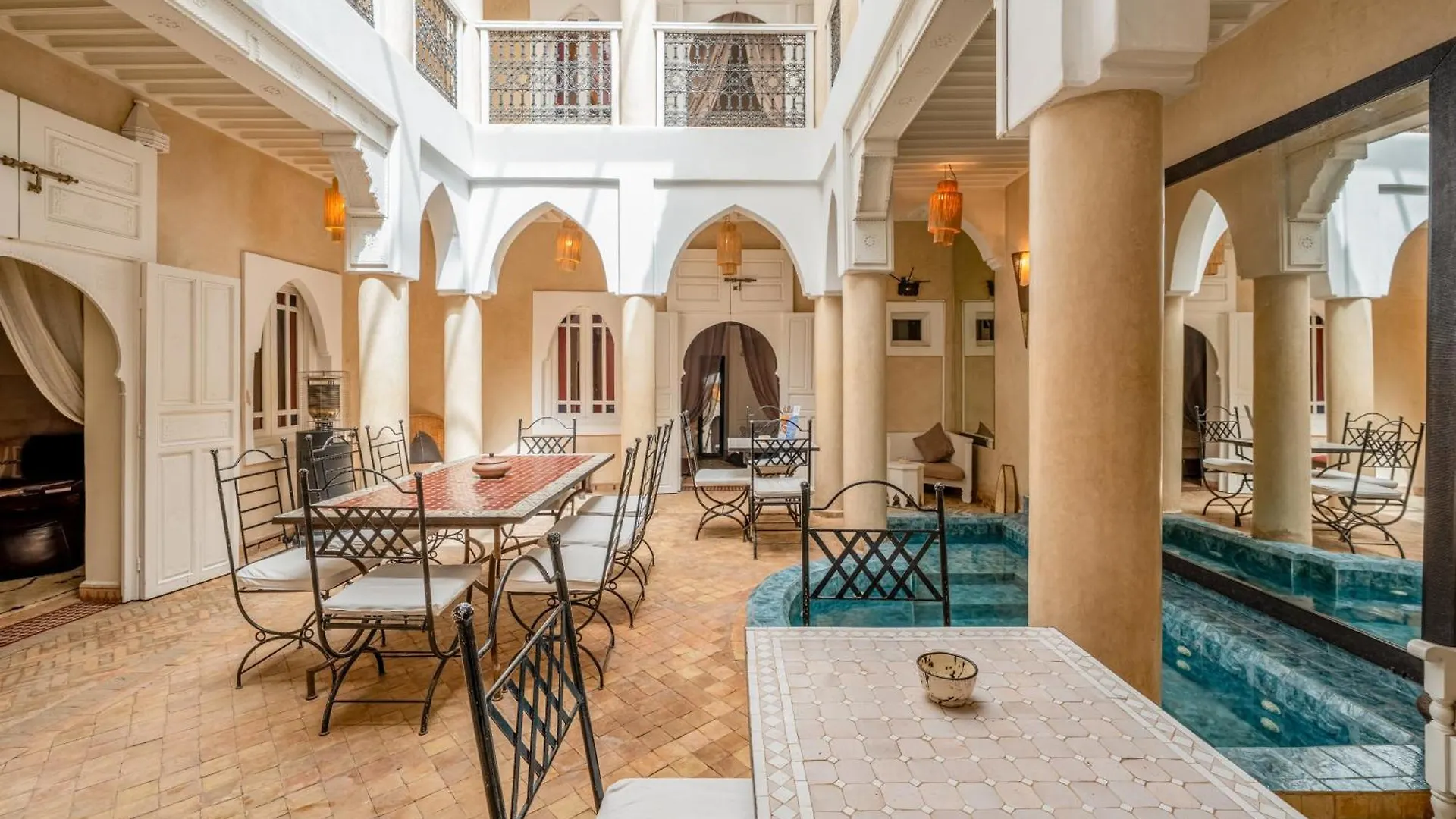 ***  Riad Awinati Location Privatisee ,Piscine Chauffee , Beau Rooftop Marakeş Fas