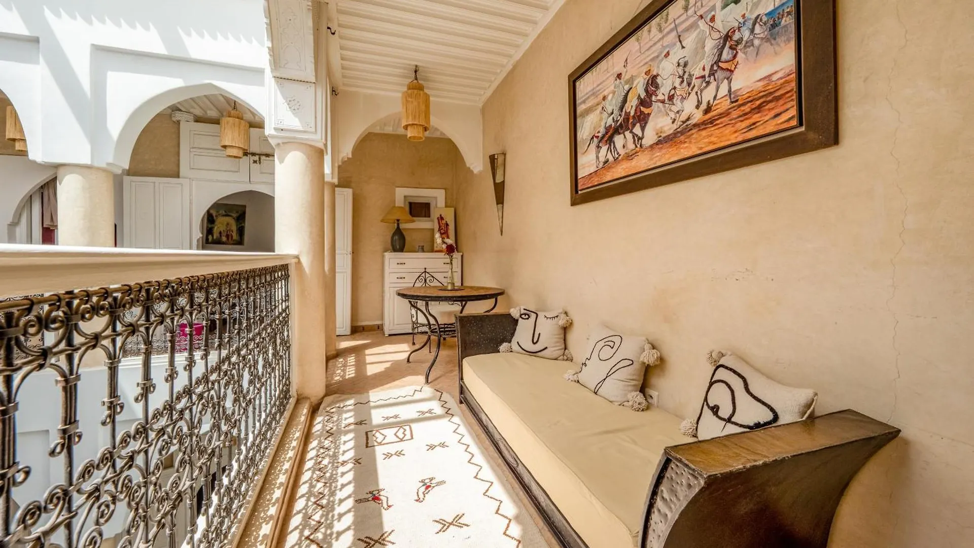 ***  Riad Awinati Location Privatisee ,Piscine Chauffee , Beau Rooftop Marakeş Fas