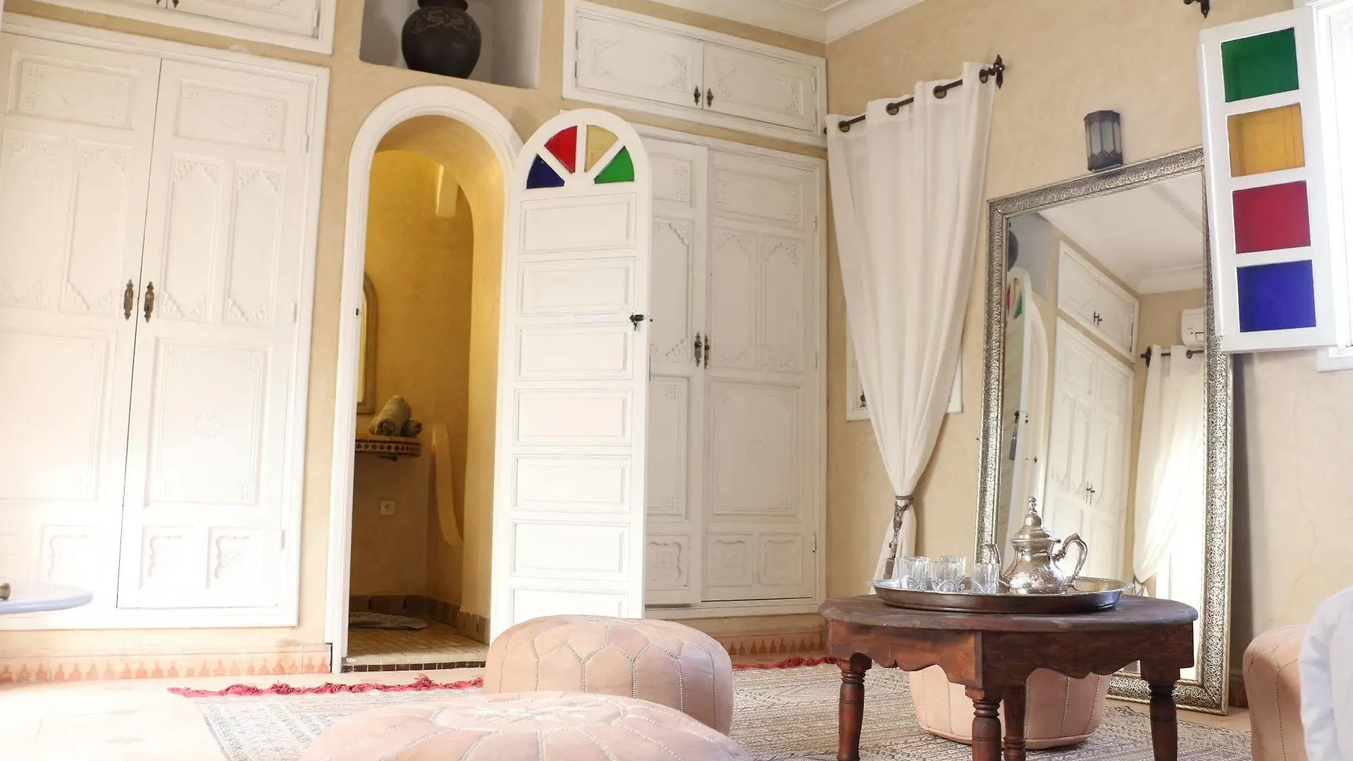 Riad Awinati Location Privatisee ,Piscine Chauffee , Beau Rooftop Marrakesh Morocco